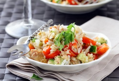 «Многоэтажный» салат с тунцом консервированным: пошаговый рецепт с фото, ингредиенты, состав